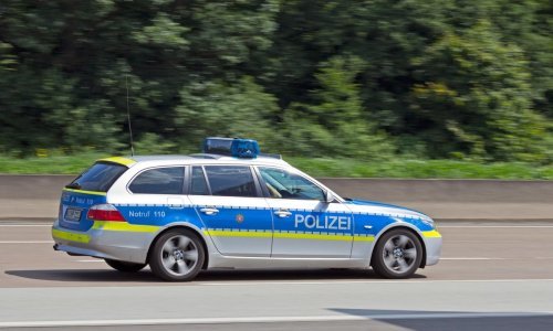 Drogiran zaspao za volanom Tesle: Stavio uteg na upravljač i zatvorio oči, policija ga jedva zaustavila