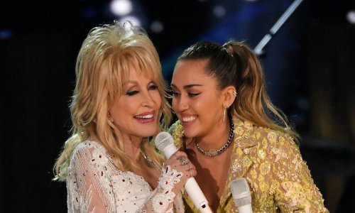 Miley Cyrus podijelila je urnebesnu reakciju Dolly Parton kada joj je rekla da razmišlja o promjeni boje kose