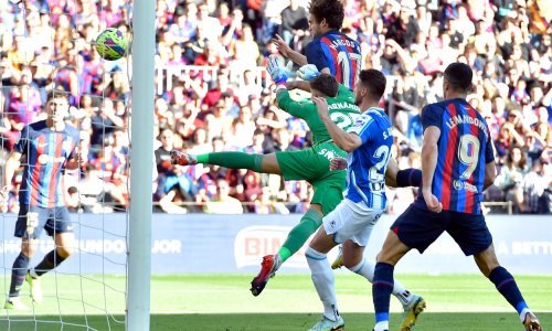 [FOTO] Veliki kiks Barcelone u gradskom okršaju; na terenu je bio kaos, žutih i crvenih kartona nije nedostajalo