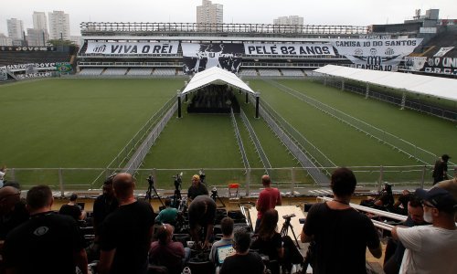 [FOTO] Peleov lijes dopremljen na Santosov stadion, bit će izložen 24 sata