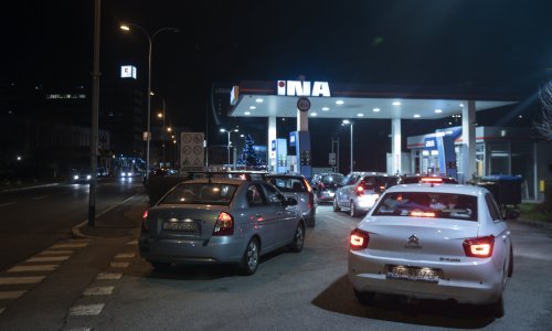 [FOTO] Ovako su u ponedjeljak navečer izgledale benzinske crpke u Zagrebu: Građani pohrlili po gorivo prije poskupljenja