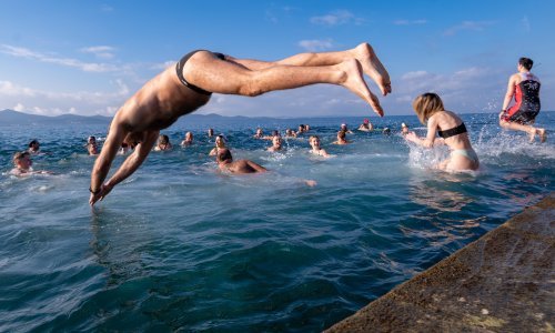 Snijega ni za lijek pa se zatvaraju skijališta diljem Europe, mnogi vrijeme iskoristili za kupanje u moru