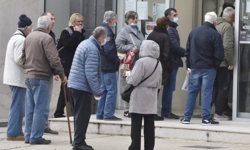 Umirovljenici pohrlili po obiteljske mirovine; otvaraju se dodatni šalteri