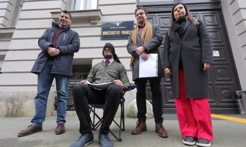 [FOTO] Jadrić i Barada performansom poručili: Proračun Općine Seget je protuzakonit, a kontrolna tijela ne reagiraju