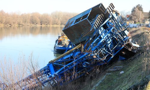 Radnici demontirali dizalicu, ona pala; jedan se bori za život, troje lakše ozlijeđeno