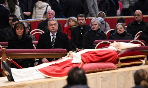 [FOTO] Tisuće ljudi se i danas oprašta od Benedikta XVI., stigao i Viktor Orban