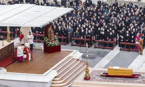 Benedikt XVI. pokopan u bazilici sv. Petra, u grobnicu Ivana Pavla II.