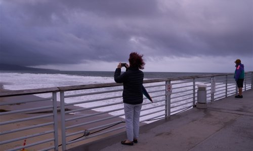 [FOTO/VIDEO] Kalifornija na udaru 'atmosferske rijeke' i 'ciklonske bombe': Snažni udari vjetra, obilna kiša i snijeg, već ima i mrtvih