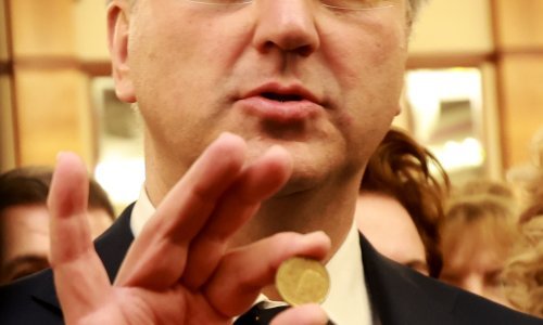 [FOTO] Nakon lomljenja kruha novčić pronašao Plenković