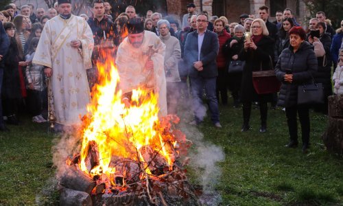Vjernici u Crnoj Gori tradicionalno podijeljeni uoči Božića, svaki pale svoj Badnjak, a čak ih nije razdvajala policija