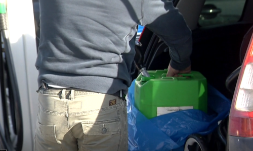 Mađari pohrili po jeftiniji benzin u Hrvatsku, toči se pun spremnik, a onda i u kanistre