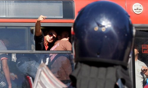 [VIDEO] Krvavi sukob navijača Rome i Napolija, ima i probodenih. Koriste se palice i baklje...