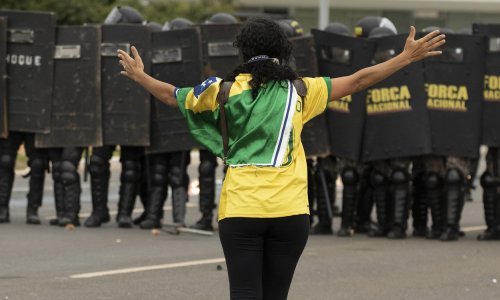Njegovi pristaše demolirali predsjedničku palaču, Kongres i Vrhovni sud, a Bolsonaro uživa na Floridi. Što će učiniti SAD?