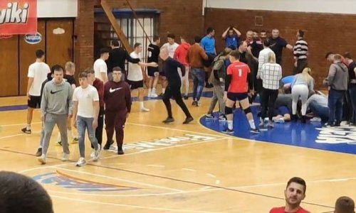 [VIDEO] Scene užasa na Zimskoj ligi; u sveopćoj tučnjavi jedan od igrača ostao je nepomično ležati, krivac priveden