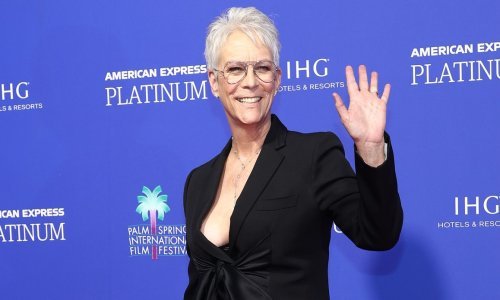 Svi bruje o vrtoglavom dekolteu: Sjedokosa Jamie Lee Curtis i u sedmom desetljeću izgleda fantastično