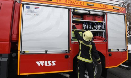 Izbio požar u obiteljskoj kući kod Petrinje, jedna osoba teško ozlijeđena