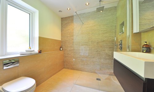 Gdje su i zašto nestala vrata hotelskih tuševa?