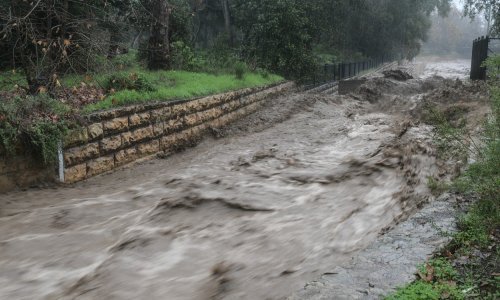 [FOTO/VIDEO] Strašna oluja udara po Kaliforniji: Golemi valovi udaraju na obalu, prijete klizišta, a evakuiran i gradić u kojem žive slavni