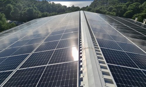 Sladoledi na solarni pogon? Makarska tvrtka Premis postavila solarne panele na krov proizvodnog pogona