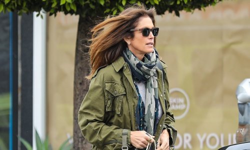 Stajling koji briše godine: Najpoželjnije čizme ove sezone odličan su modni izbor za manekensku legendu