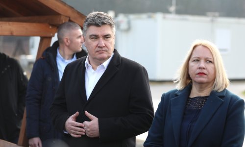 Milanović obilazi ljude u kontejnerima, a Ikić Baniček poručuje da Sisak ne može čekati nove ministre, pa su s obnovom počeli sami