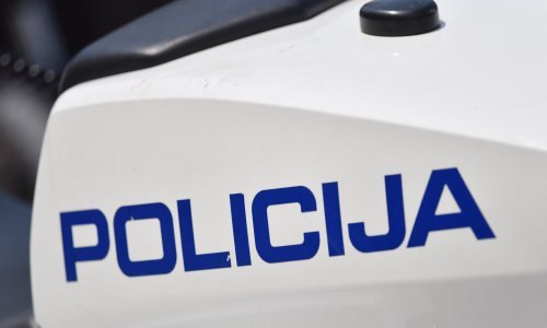 Maskirani lopov prijetio replikom pištolja, opljačkao pet benzinskih postaja i dvije pošte
