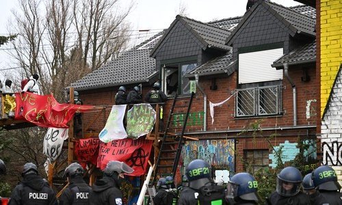 Dvojica violinista sviraju Bacha, opraštajući se od kuća predviđenih za rušenje u Luetzerathu