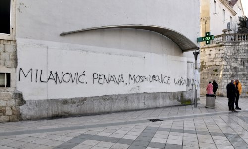 Policija u Splitu pregledava kamere, a kad ih pronađu, grafiterima uvredljivih poruka prijeti do pet godina zatvora