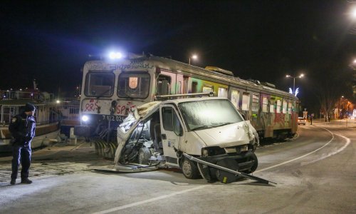 [FOTO] Drama na pulskoj rivi: Putnički vlak prošao kroz kolodvor, naletio na kombi i vukao ga do kapetanije