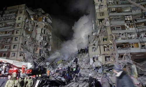 [FOTO] Rusi raketom razorili stambenu zgradu u Dnjepru, broj poginulih raste