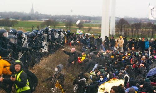 [FOTO] Žestoki sukobi policije i ekoloških aktivista u rudarskom selu u Njemačkoj: Ozlijeđeno 70 policajaca, pokrenuto 150 kaznenih istraga