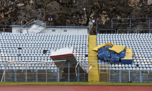 [FOTO] Snažan vjetar poharao stadion na Kantridi, srušili se elementi teški nekoliko tona