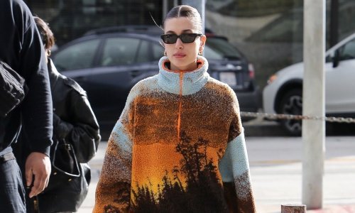 Teško je reći što je više trendi: cool tenisice s potpisom britanske dizajnerice ili preslatka 'čupava' torbica