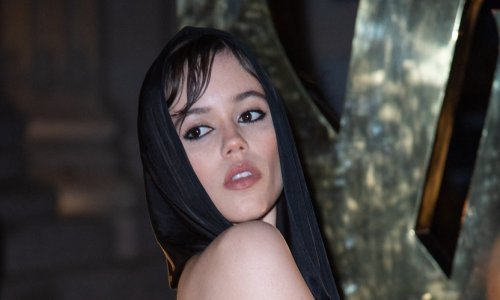 Kapuljače na haljinama pravi su hit, a to dobro zna i Jenna Ortega koja pomiče modne granice