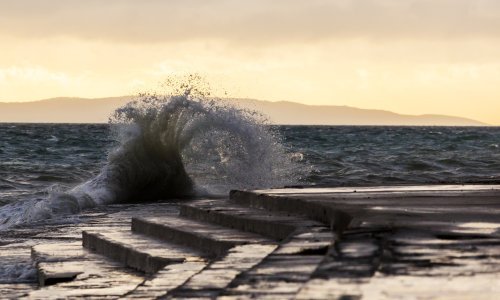 Kobna šetnja: Olujno more s obale odnijelo dječaka, nevrijeme otežava traganje