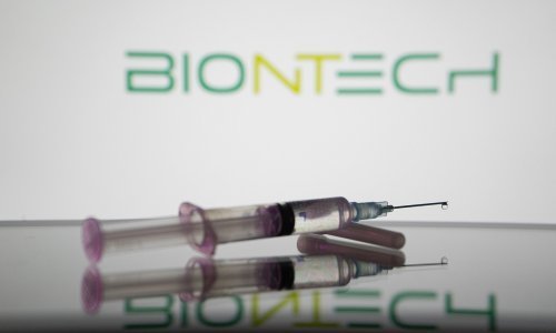 BioNTech ponovno u plusu zahvaljujući brzim dozvolama za prilagođena covid-cjepiva