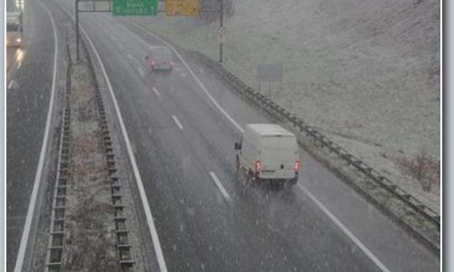 Zimski uvjeti na cestama, snijeg pada u Gorskom kotaru i Lici, a za kamione nema slobodnog pravca iz unutrašnjosti prema Rijeci