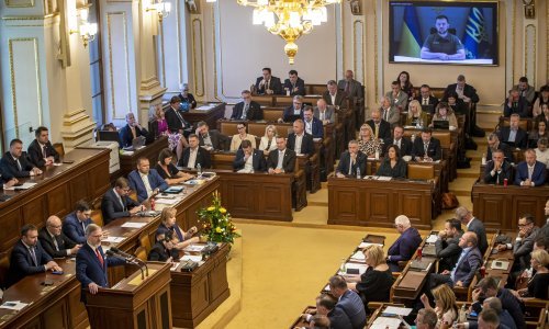 Nakon čak 25 sati rasprave propao pokušaj rušenja češke vlade