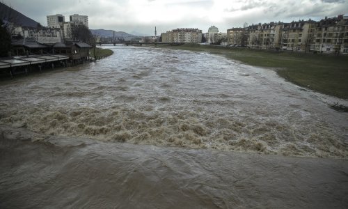 Strava u Sarajevu: Poplave pogodile Bosnu i Hercegovinu, u Miljacki se utopila djevojka