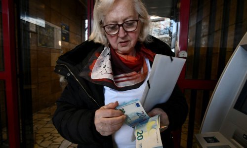 Potrošači u eurozoni i dalje očekuju zamjetno slabiji rast plaća od inflacije