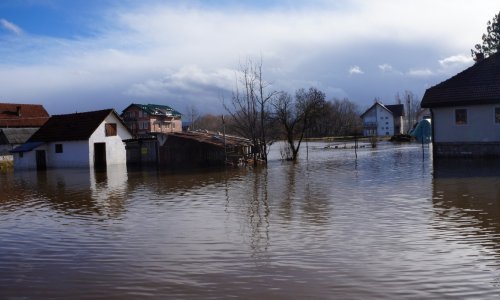 Zbog poplava izvanredna situacija u dijelu Srbije, traje potraga za dvije osobe koje su upale u nabujalu rijeku