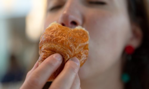 Uživanje u omiljenoj hrani umjesto dijete? Ovakav pristup zaustavlja prejedanje, poboljšava probavu i pruža osjećaj sreće
