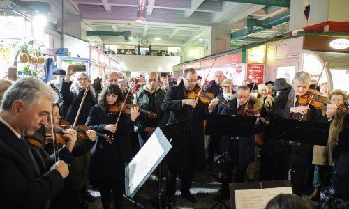 Zagrebački solisti na Dolcu održali mini koncert posvećen Ivi Robiću