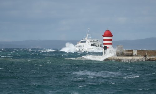 Drama na Jadranu: Preko valova visokih pet metara prevezli životno ugroženu ženu s Raba na Pag