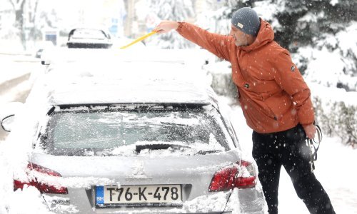 [FOTO] Snježni pokrivač od 45 cm otežao promet u Hercegovini, vlak iz Sarajeva kasnio tri sata