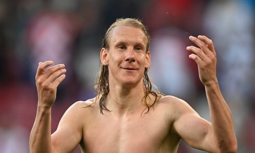 [VIDEO] Pogledajte kako je Domagoj Vida zabio važan gol koji je AEK ostavio u utrci za naslov prvaka Grčke. Bili su na koljenima...