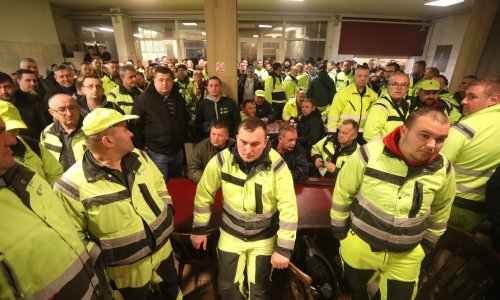 [FOTO/VIDEO] Oko 400 radnika Čistoće prosvjeduje od ranog jutra; bijesni zbog malih plaća, ali i otkaza
