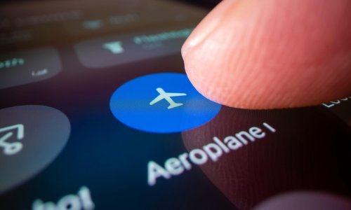 Konačno više nećemo morati držati mobitele na zrakoplovnom režimu dok letimo, ali sad se neki pitaju je li to baš pametno