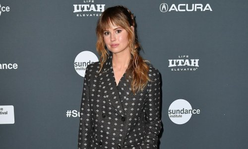 Bojite se da će vam odijelo dodati godine? U tome će vas razuvjeriti bivša Disneyjeva slatkica