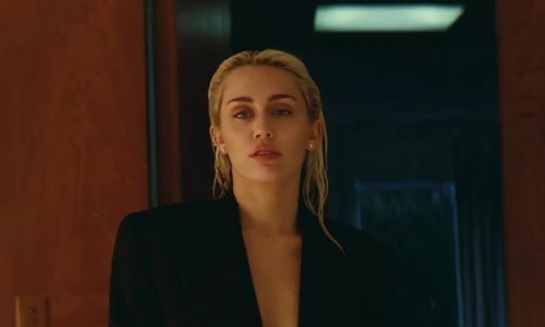 Dok 'Flowers' osvaja svijet, rasplesana Miley Cyrus s fanovima dijeli emotivne trenutke slavlja